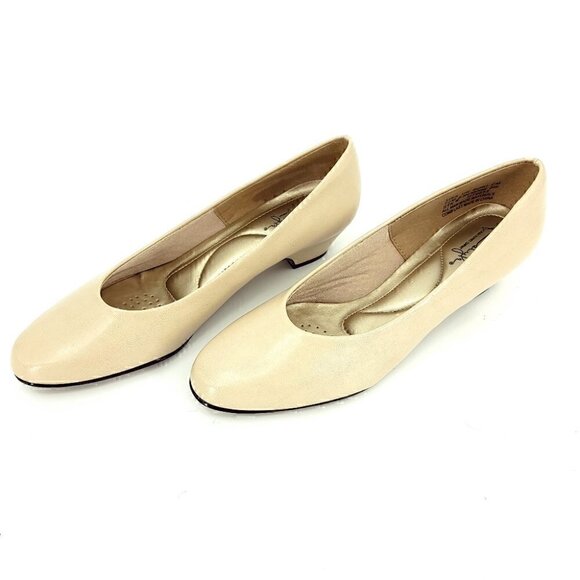 Soft Style EUC Women's 7.5 USA Style# H79652 Slip On Low Heel Cream Pumps - Picture 5 of 12